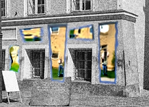 (c) montage aus "<a href="https://commons.wikimedia.org/wiki/File%3ABraunau_Hitlerhaus_2.jpg" target="_blank">hilter geburtshaus</a>" von  thomas ledl (lizenz: <a href="http://creativecommons.org/licenses/by-sa/4.0" target="_blank">creative commons</a>), via wikimedia commons und "<a href="https://www.flickr.com/photos/clearlyambiguous/17467872" target="_blank">funhouse mirrors</a>" von scott robinson (lizenz: <a href="https://creativecommons.org/licenses/by/2.0/" target="_blank">creative commons</a>)
