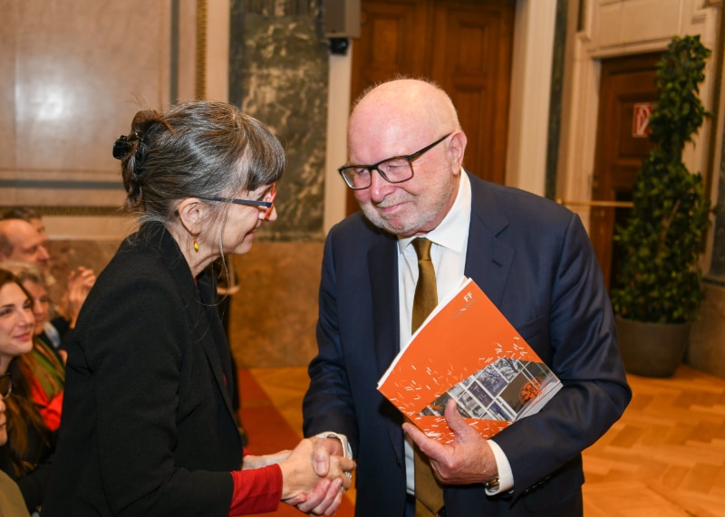 Karin Peschka dankt Prof. Holzner für die Laudatio (Copyright: Markus Prantl)