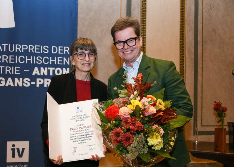 Christoph Neumayer übergibt Karin Peschka die Urkunde (Copyright: Markus Prantl)