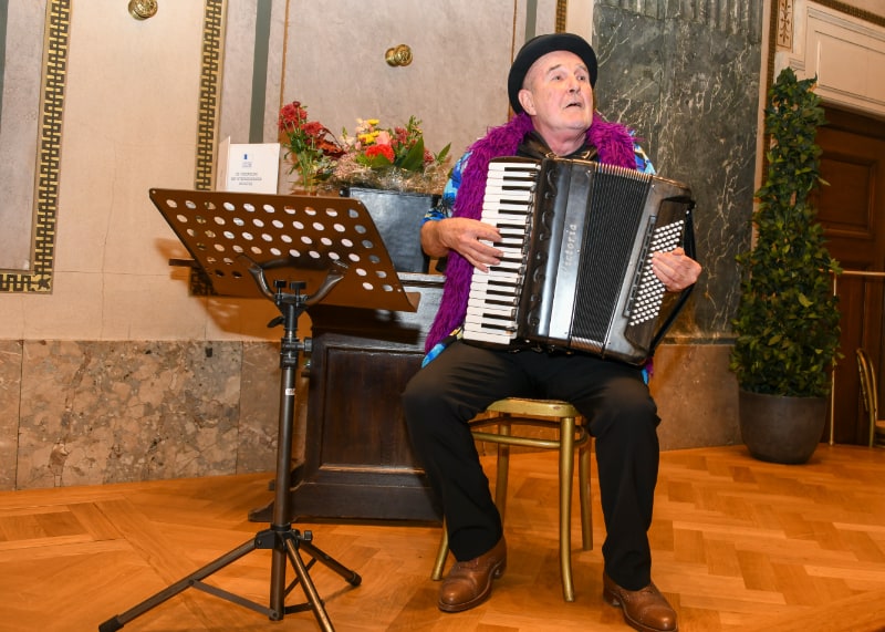 Stefan Sterzinger spielt auf seiner Ziehharmonika ((Copyright: Markus Prantl)