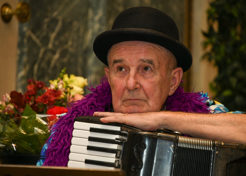 Stefan Sterzinger lauscht der Lesung (Copyright: Markus Prantl)