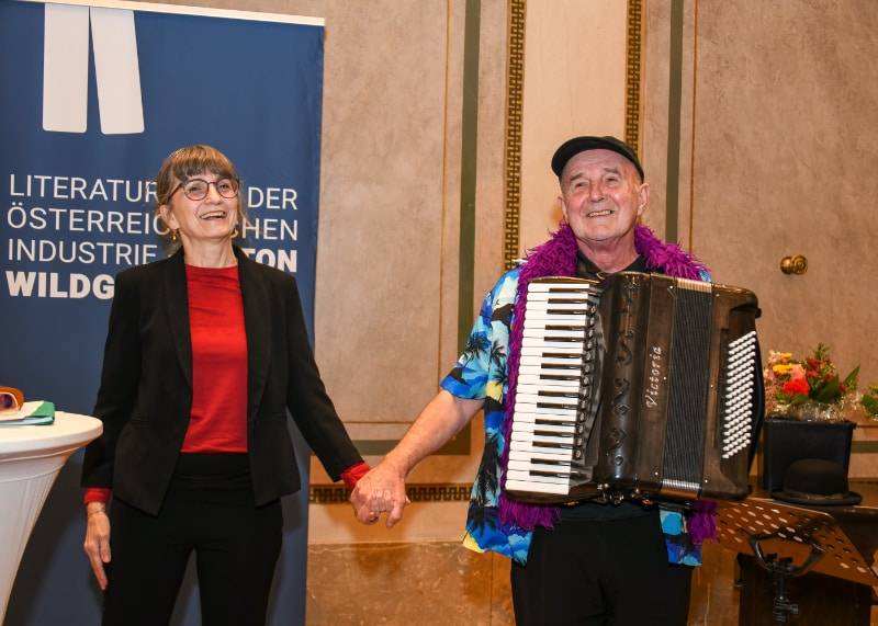 Karin Peschka und Stefan Sterzinger beim Schlussapplaus (Copyright: Markus Prantl)