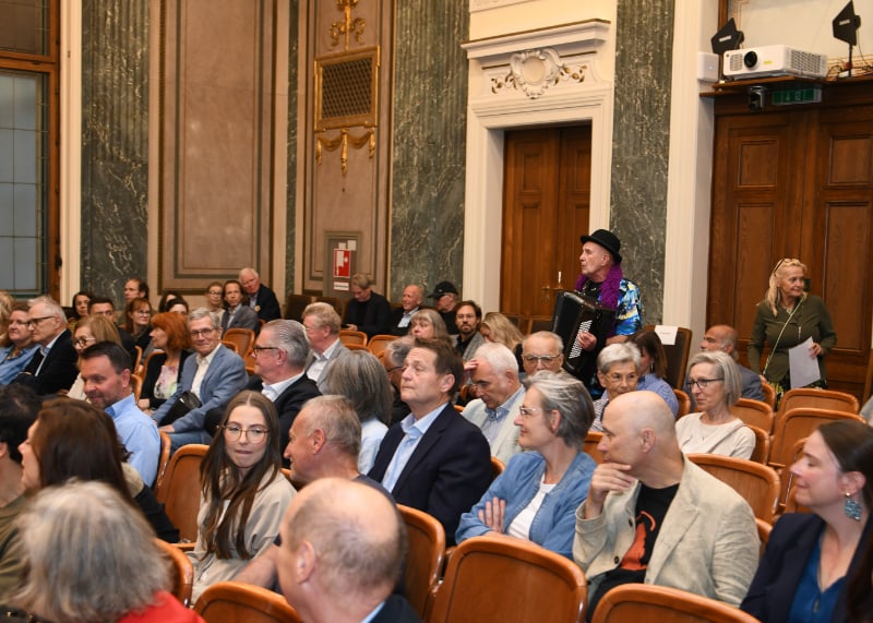 Stefan Sterzinger zieht singend und auf seinem Akkordeon spielend in den Festsaal ein. (Copyright: Markus Prantl)