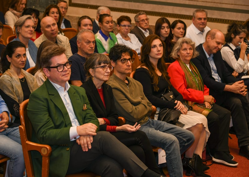 Christoph Neumayer und die Autorin neben Familie und Arno sowie Juliane Kleibel vom Otto Müller Verlag (Copyright: Markus Prantl)